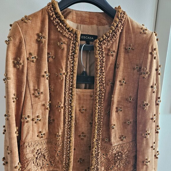 SHOWSTOPPING DESIGNER ESCADA SUEDE SUIT WITH MAGNIFICENT DETAILING- SIZE 40 - Picture 1 of 12
